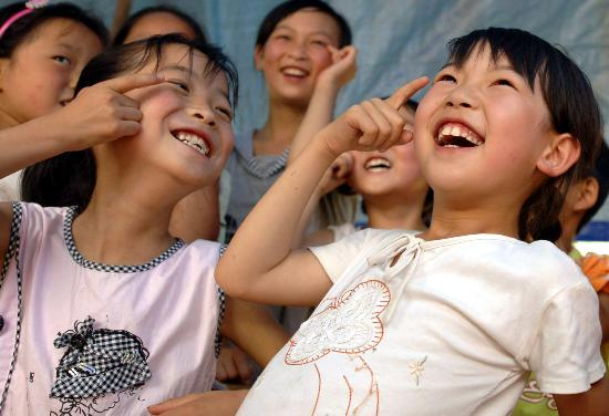 災(zāi)區(qū)兒童學(xué)&ldquo;減壓&rdquo;露出笑臉