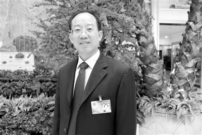 圖為全國人大代表、廣西壯族自治區(qū)林業(yè)廳廳長、黨組書記陳秋華。